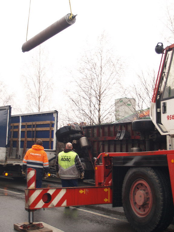 LKW Anhaenger umgekippt Koeln Niehl Geestemuenderstr Industriestr P44.JPG